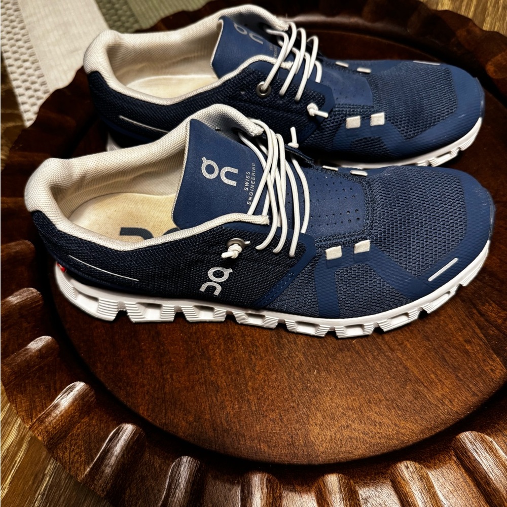 On Running Navy and white Sneakers